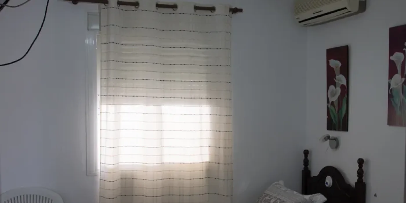 Habitación adaptada y luminosa para convalecencia de una persona mayor