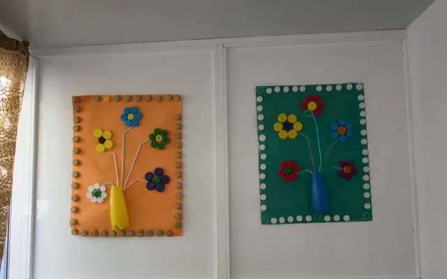 Salón acogedor de un centro de mayores con decoración cálida