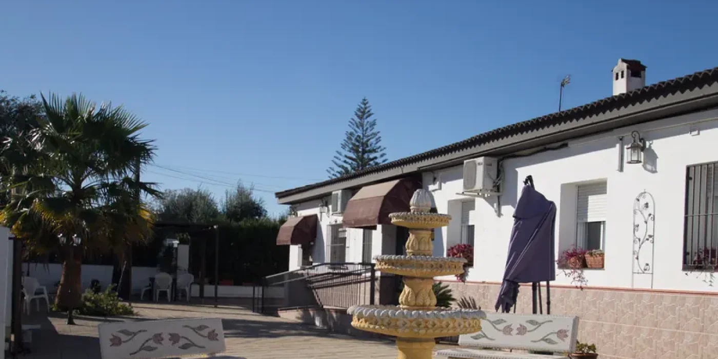 Patio tranquilo de una residencia de mayores con zonas de paseo