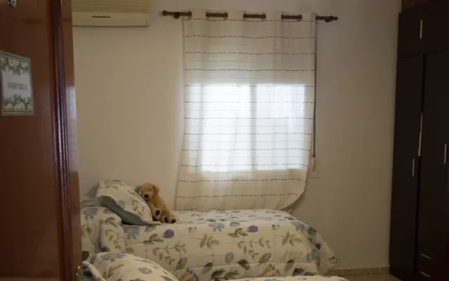 Habitación luminosa de una residencia de mayores en Sevilla