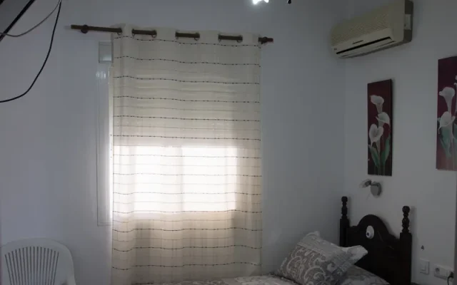 Habitación adaptada y luminosa para convalecencia de una persona mayor