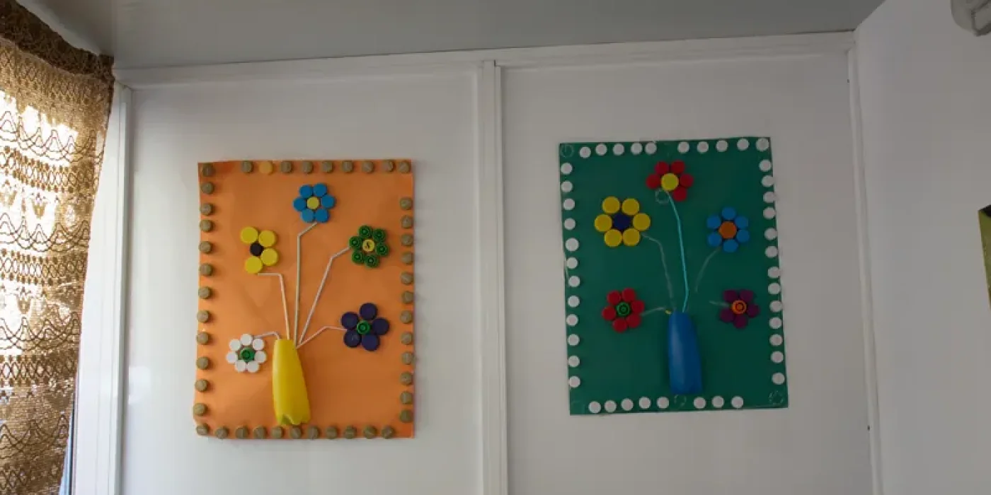 Salón acogedor de un centro de mayores con decoración cálida