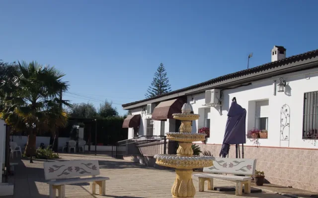 Patio tranquilo de una residencia de mayores con zonas de paseo
