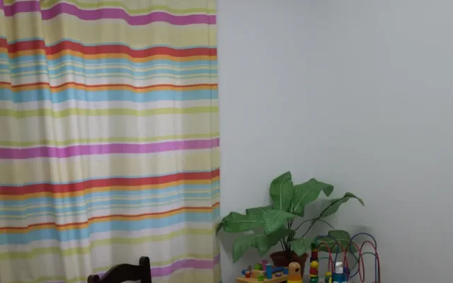 Sala de estar de una residencia de mayores con ambiente acogedor