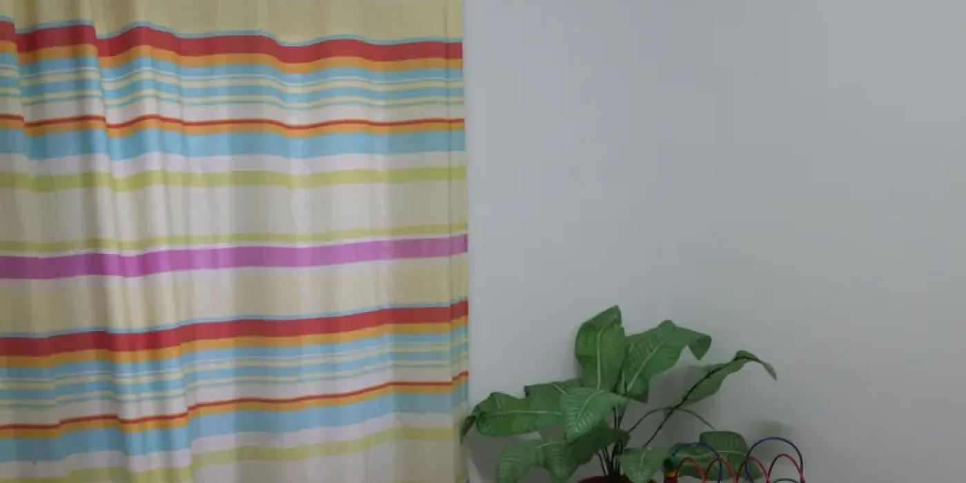 Sala de estar de una residencia de mayores con ambiente acogedor