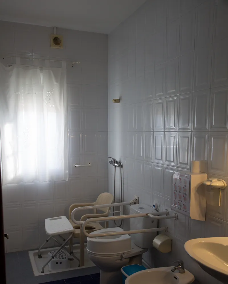 Baño adaptado y accesible para personas con movilidad reducida