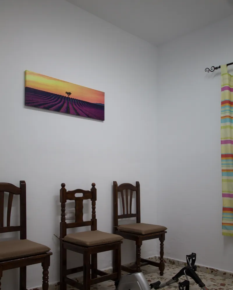 Zona común con mesas del centro de mayores Fuenteclara