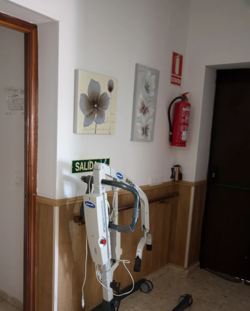 Habitación equipada con grúa de asistencia para el cuidado de personas dependientes