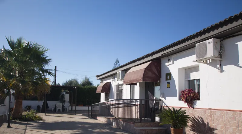 Entrada y fachada del Centro de Mayores Fuenteclara en Palomares del Río