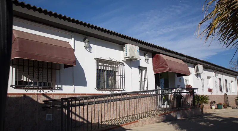 Fachada accesible con rampa de la residencia Fuenteclara en Palomares del Río