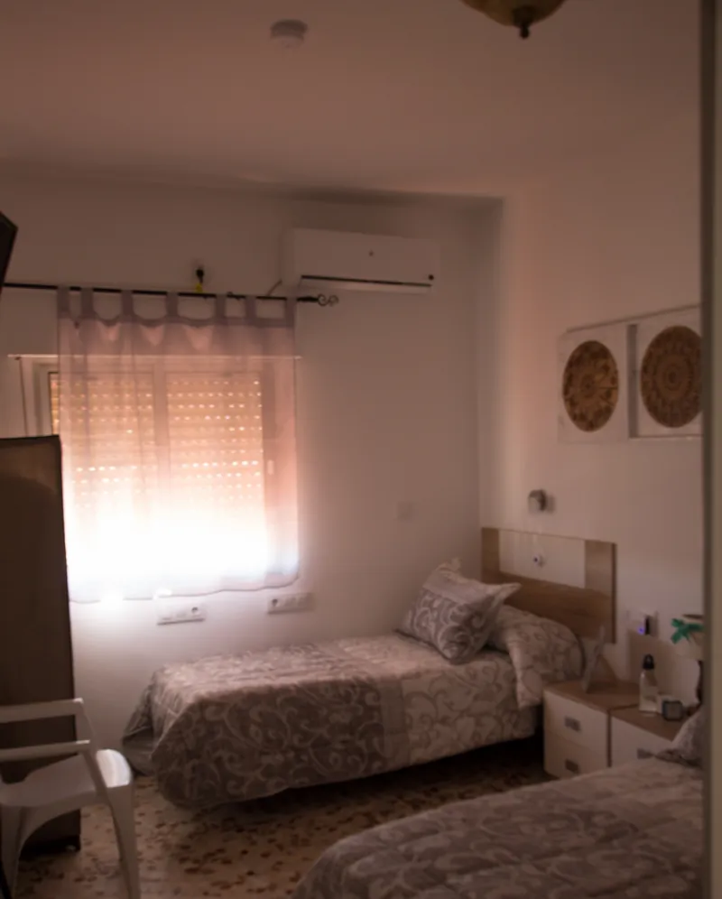 Habitación con luz natural en Fuenteclara