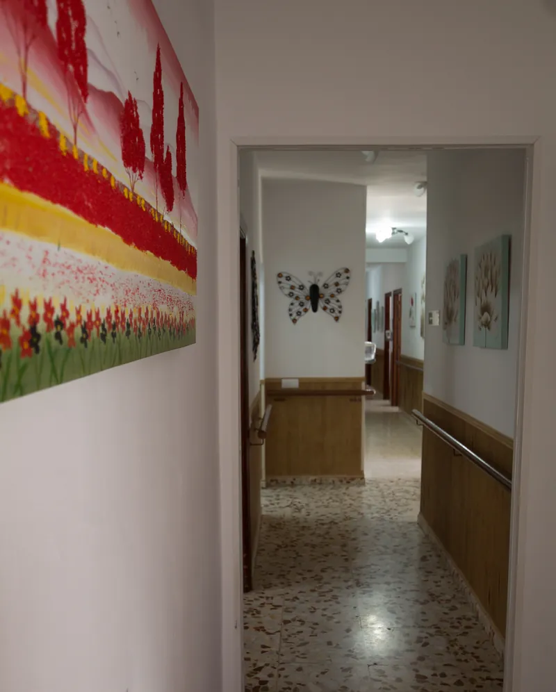 Pasillo amplio y accesible de la residencia Fuenteclara