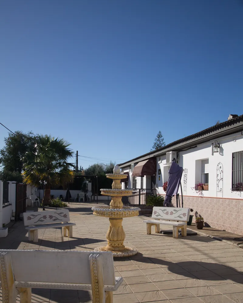 Patio exterior con fuente del centro de mayores Fuenteclara