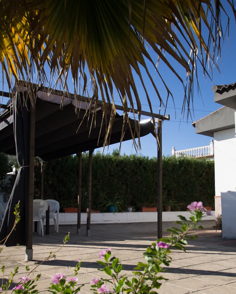 Zona de patio con toldos para estar al aire libre en Fuenteclara