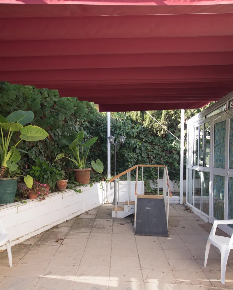 Terraza exterior enlosada del centro de mayores Fuenteclara